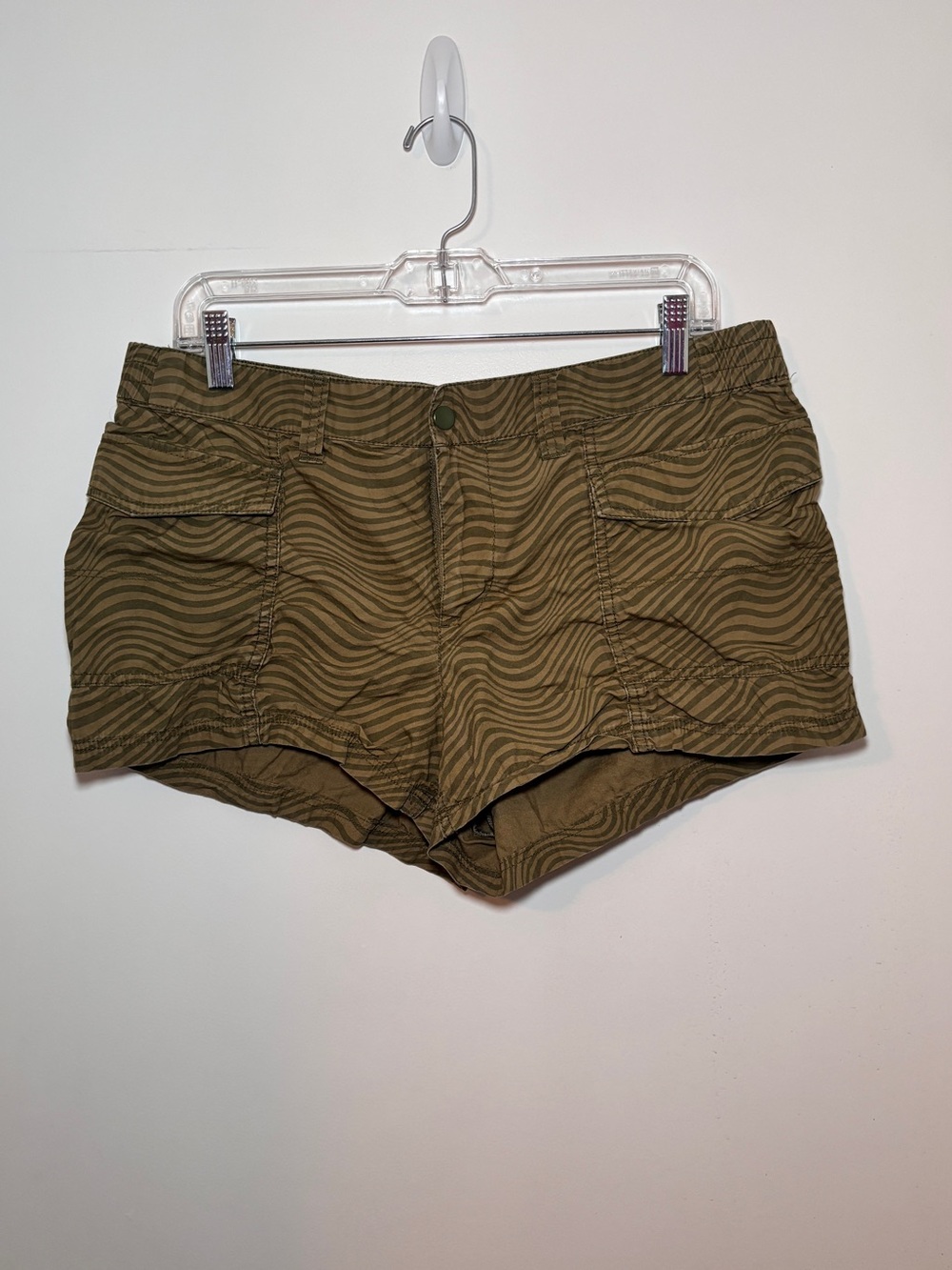 H&M Olive Wave-Print Cargo Shorts